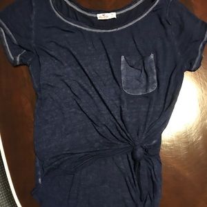 Navy blue tee w knot in front